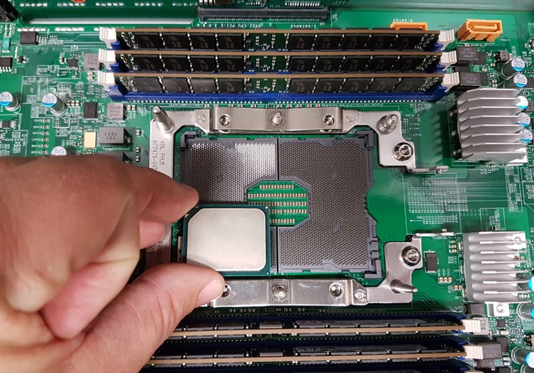 Xeon D (Broadwell-DE) почти вчетверо меньше гнезда LGA3647