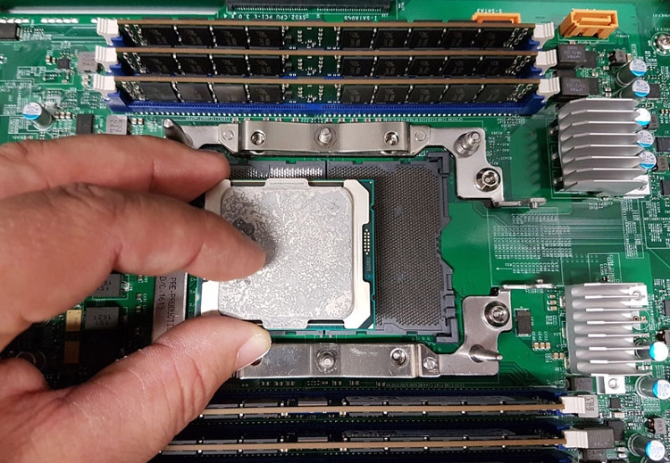 Xeon E5 v4 (Broadwell-EP) тоже не заполнит собой огромный разъём